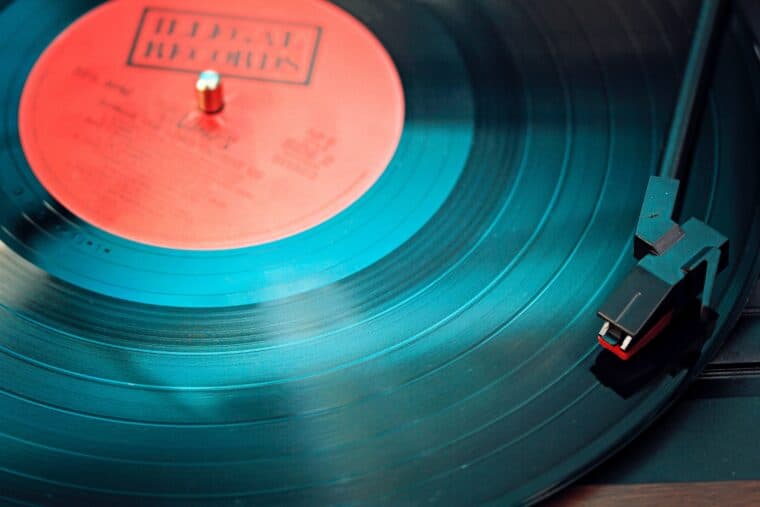 Gramofon resolves this problem by featuring the best of both worlds - a gramophone player that can play virtual tracks.